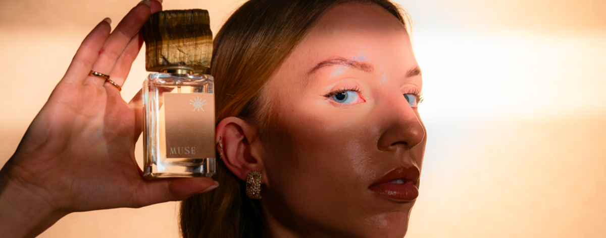 Emma Zepter holding the MUSE eau de parfum