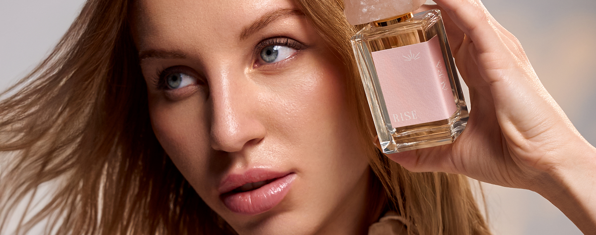 Emma Zepter holding the RISE eau de parfum